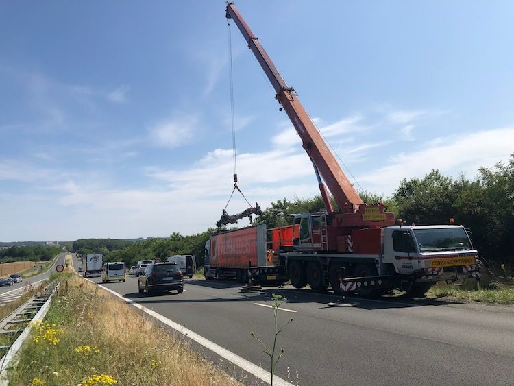 Désarrimage d'un train d'atterrissage de B777 lors du franchissement d'un rond-point : gestion du relevage de l'équipement en vue de la poursuite de l'expédition.