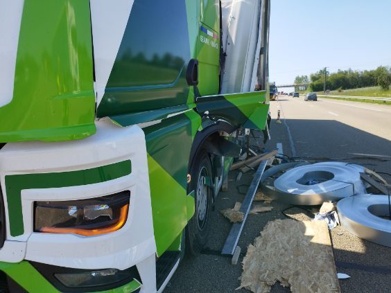 Désarrimage de bobines d'acier sur autoroute : recherche des causes du dommage (défaut d'arrimage).