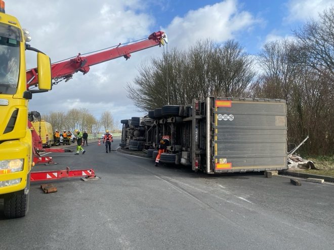 Accident de la route, renversement d'une benne FMA en sortie de carrefour giratoire : recherche des causes du sinistre (chargement déséquilibrant).