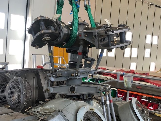 Rotor d'hélicoptère EC145 endommagé en cours de transport.
