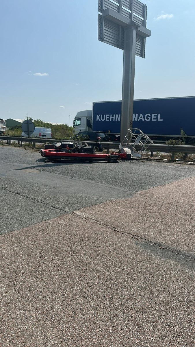 Désarrimage d'une nacelle araignée et chute sur la chaussée.