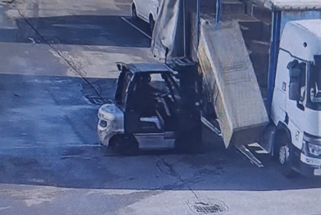 Incident de manutention : renversement d'une caisse.