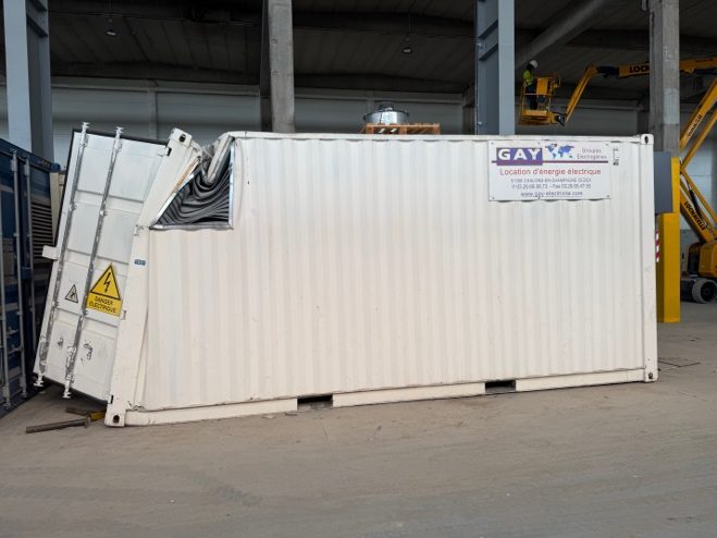 Conteneur électrique TGBT endommagé par un heurt de pont.