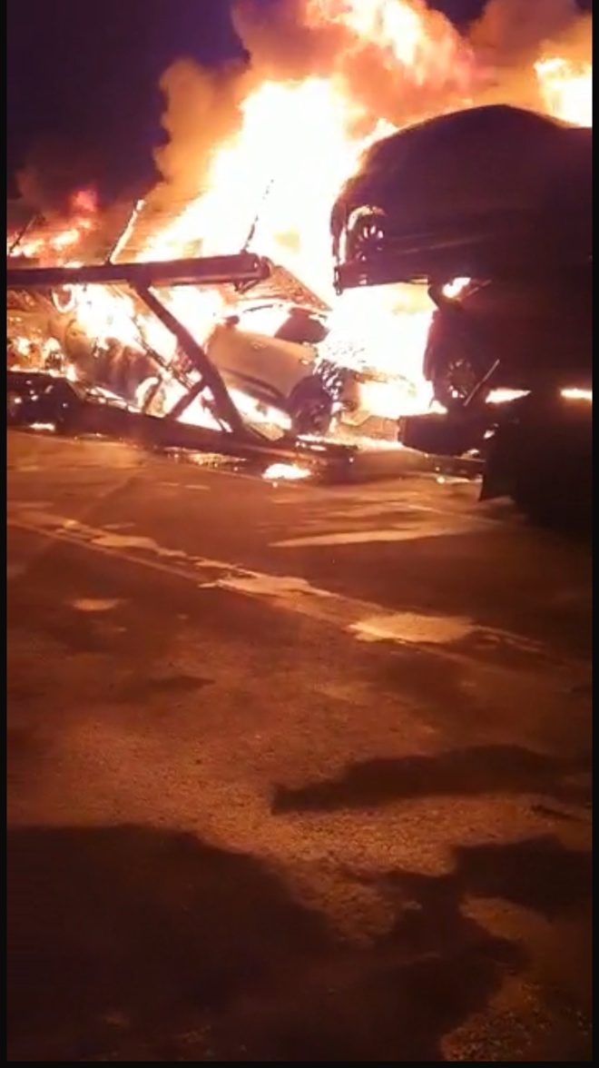 Incendie d'un chargement de véhicules électriques.